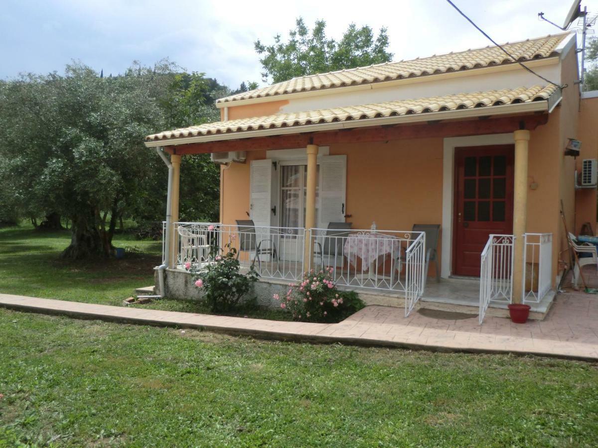Family Holiday Apartment With Garden & Bbq Velonádes Exterior photo
