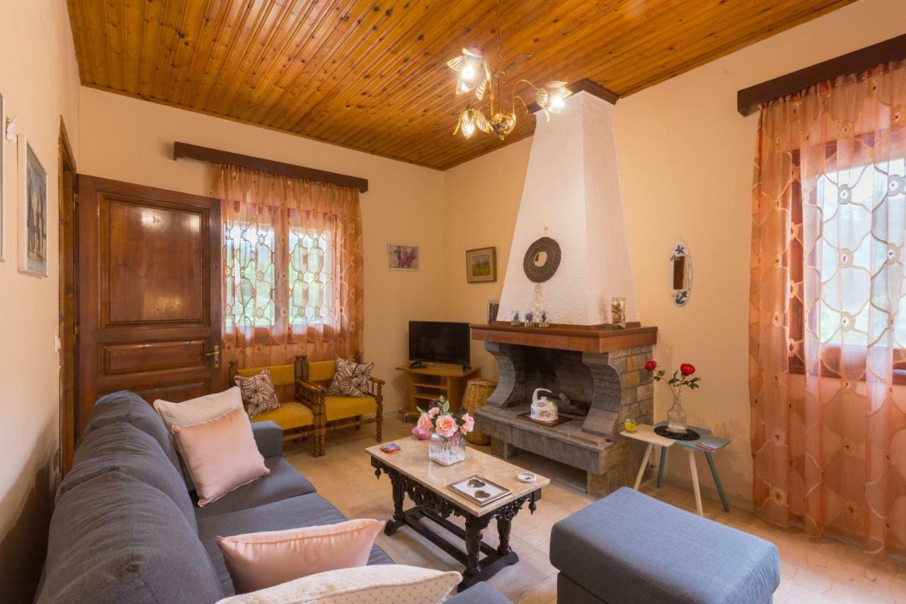 Family Holiday Apartment With Garden & Bbq Velonádes Exterior photo