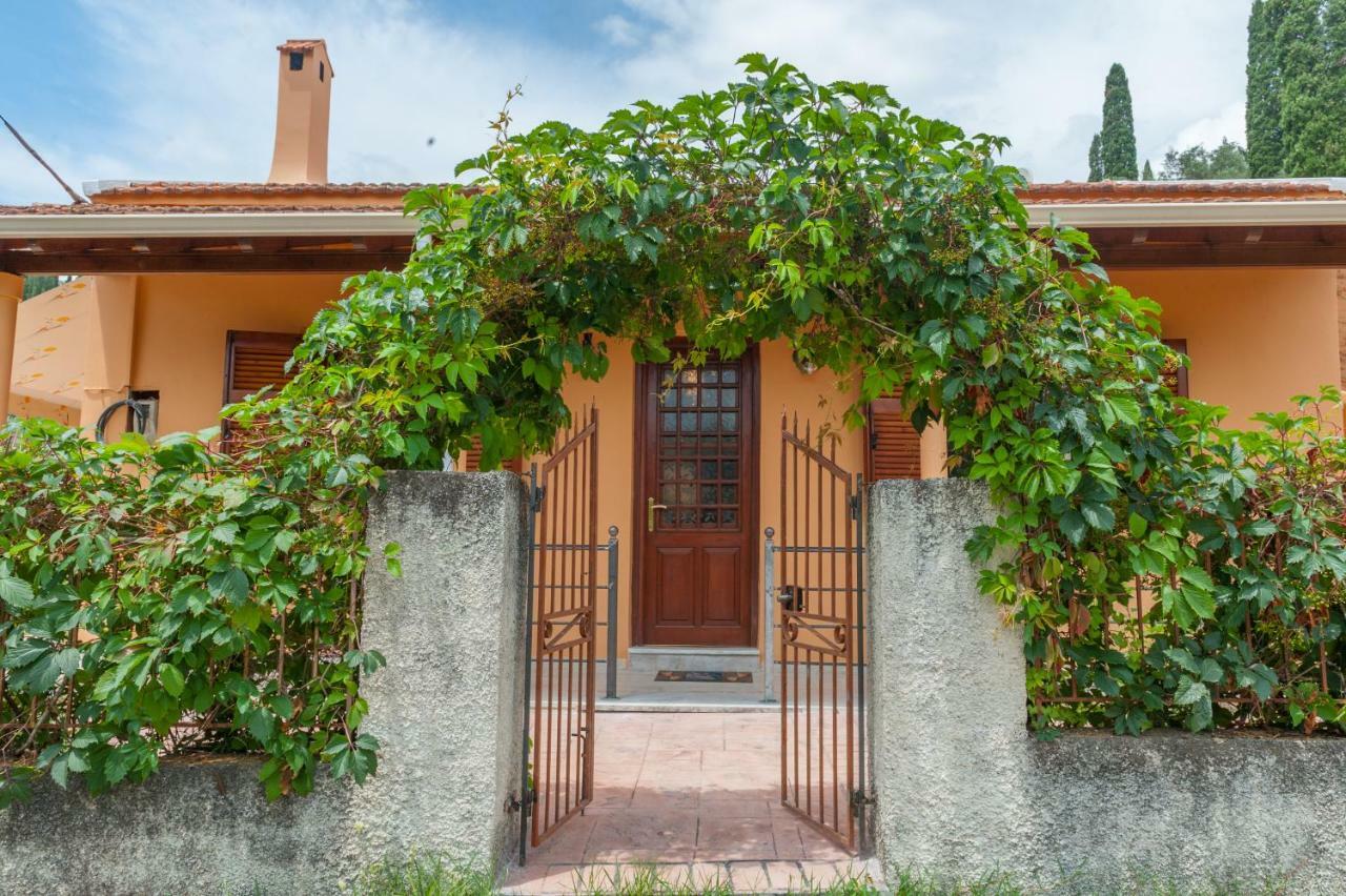 Family Holiday Apartment With Garden & Bbq Velonádes Exterior photo