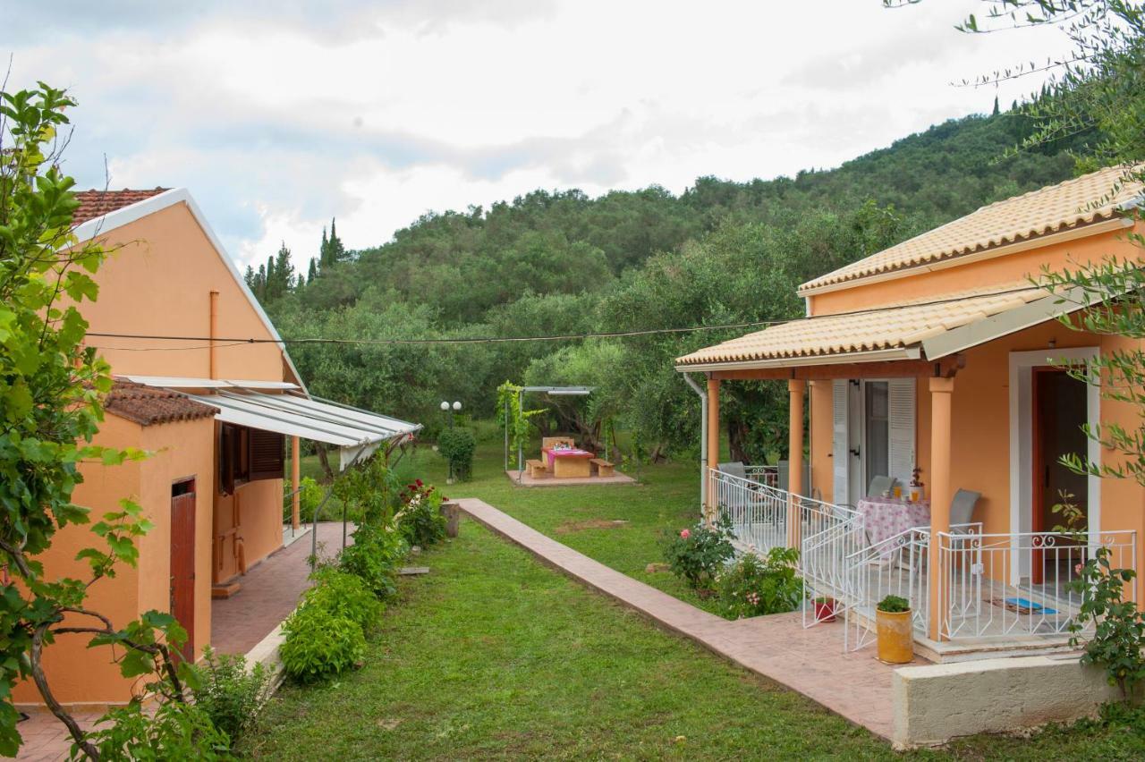 Family Holiday Apartment With Garden & Bbq Velonádes Exterior photo