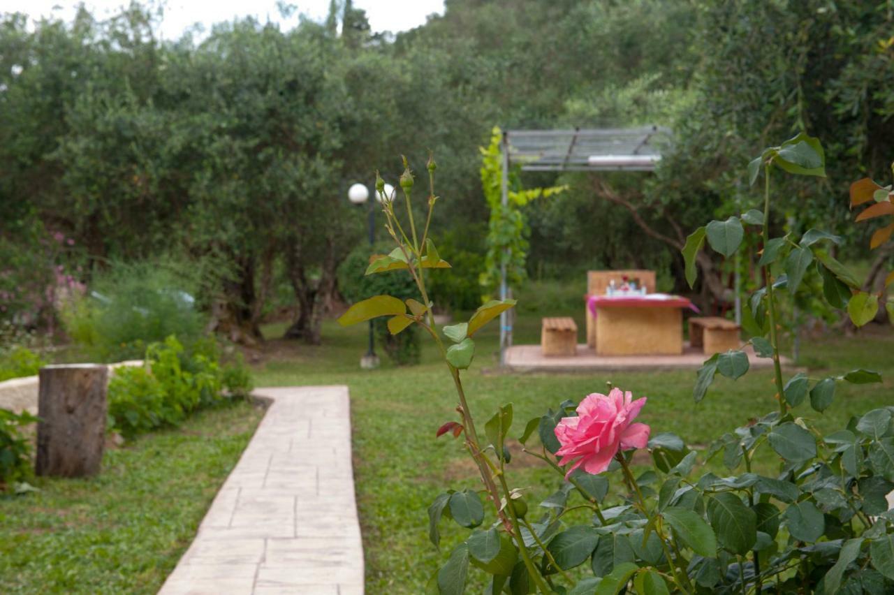 Family Holiday Apartment With Garden & Bbq Velonádes Exterior photo