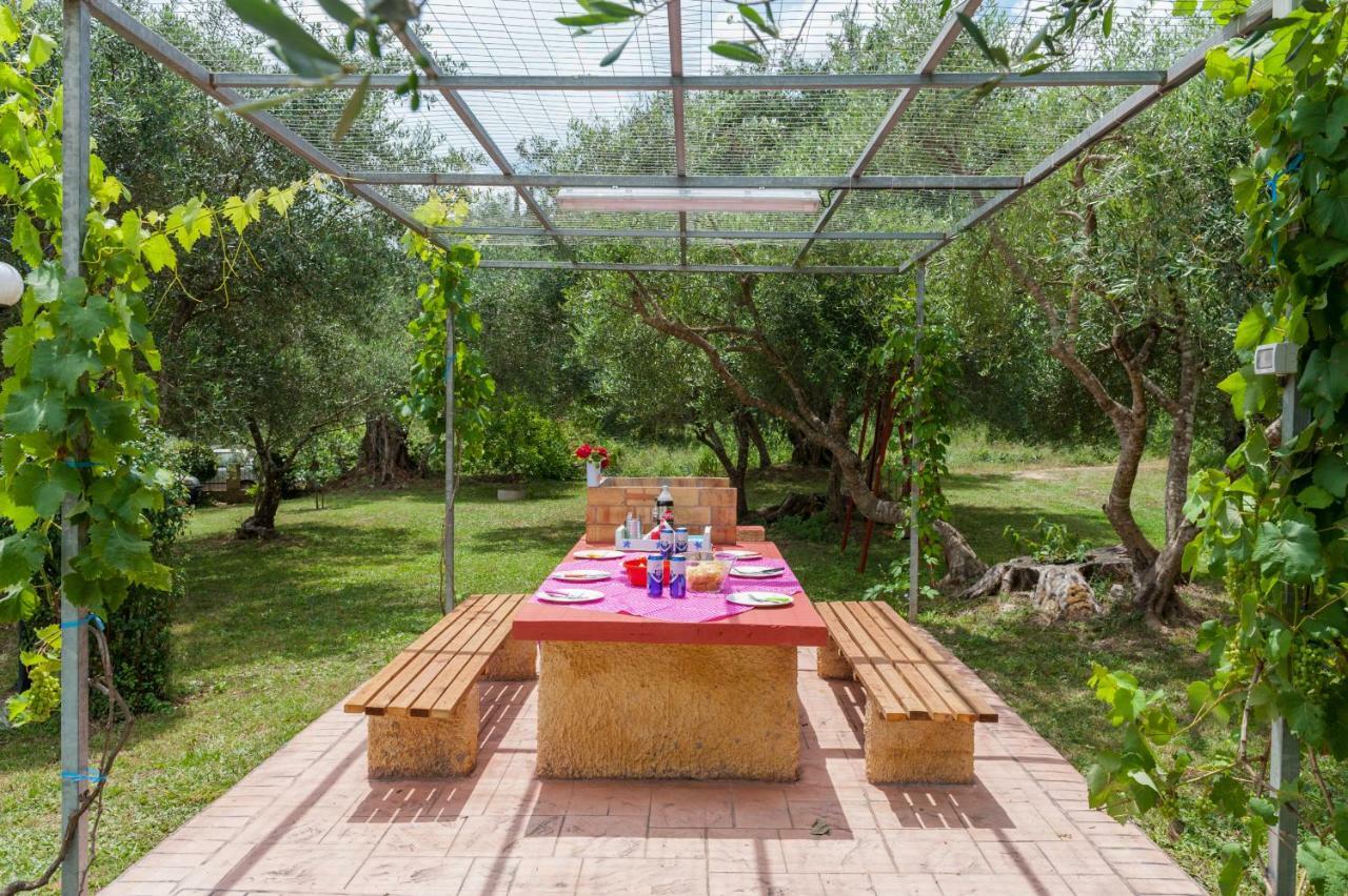 Family Holiday Apartment With Garden & Bbq Velonádes Exterior photo
