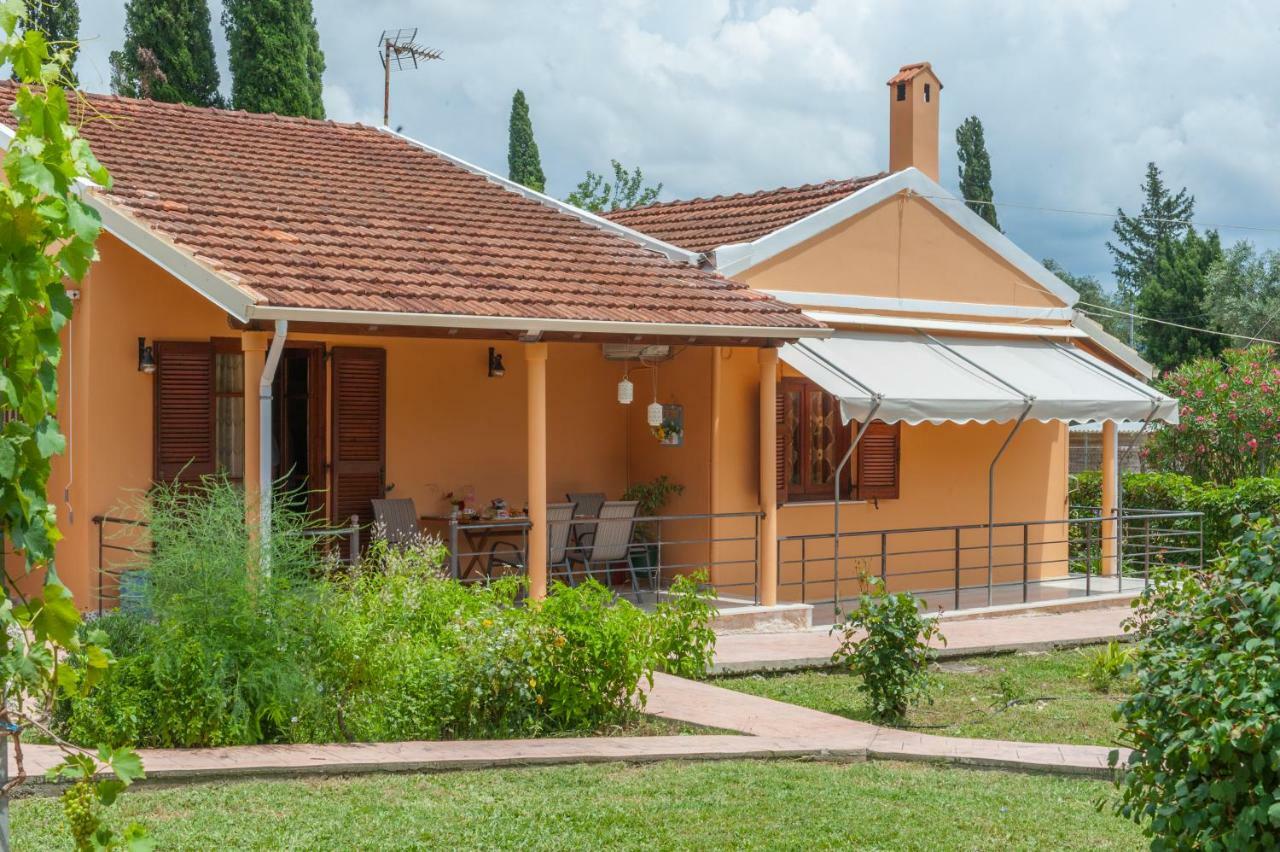 Family Holiday Apartment With Garden & Bbq Velonádes Exterior photo