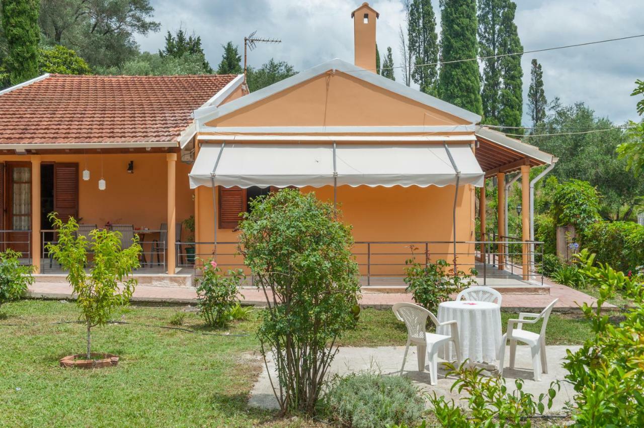 Family Holiday Apartment With Garden & Bbq Velonádes Exterior photo
